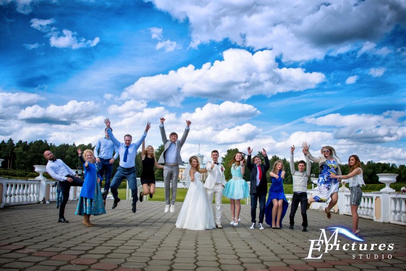 гости прыгают в Коломенском гости прыгают в Коломенском