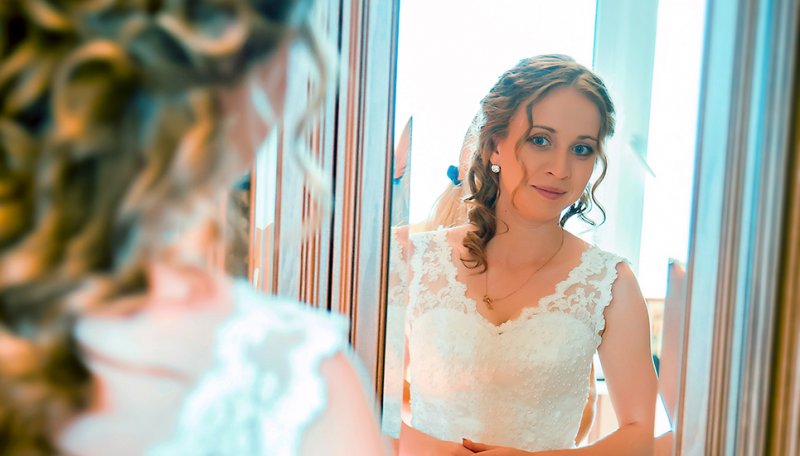 невеста смотрит в зеркало невеста смотрит в зеркало