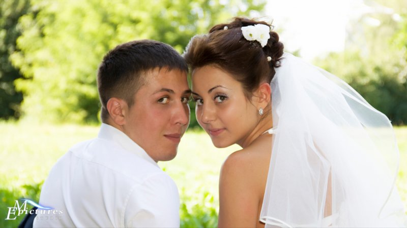 взгляд молодоженов в обьектив фотоапарата взгляд молодоженов в обьектив фотоапарата