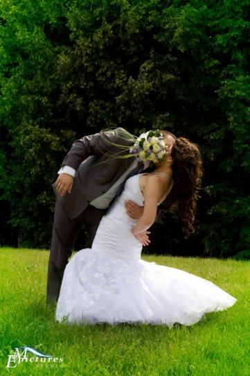 жених и невеста позируют для фотографа студии empictures жених и невеста позируют для фотографа студии empictures