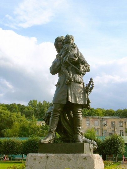 Пётр с маленьким Людовиком XV на  руках.