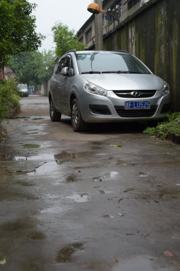 сегодня очень пасмурно,да и рано тут смеркается