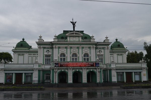 Беззаботную вспомню, весёлую юность свою.